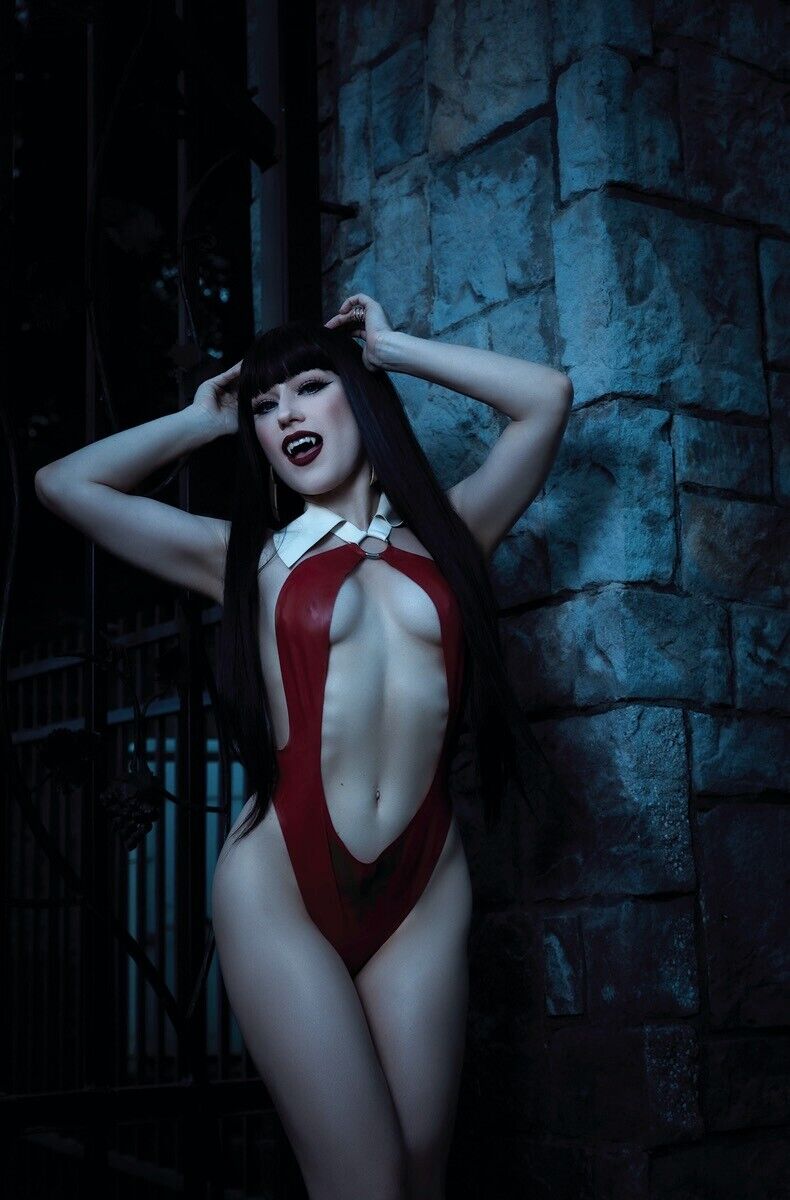 Vampirella Vs Superpowers #4 I 1:15 Cosplay Virgin Variant (08/23/2023) Dynamite